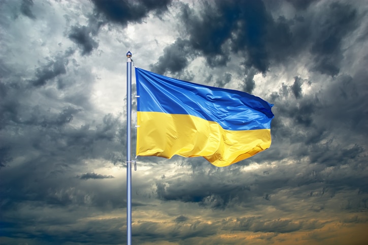 Drapeau-Ukraine-ciel-nuageux-noir